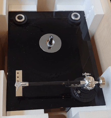  Pre-owned Turntable EAT FORTISSIMO S Piano Black with Tonearm EAT CNOTE 12' (Cartridge not included) - AudioSoundMusic